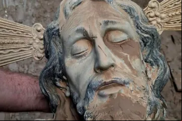 Imagem de Cristo recuperada da lama deixada pelas inundações em Paiporta