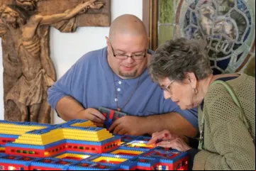 John Kraemer mostra o interior de uma de suas igrejas de Lego a paroquiana
