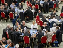 Delegados na sessão do Sínodo da Sinodalidade deste ano participam de mesas redondas em 10 de outubro de 2024, na Aula Paulo VI, no Vaticano.