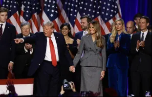Donald Trump acena a apoiadores com sua mulher, Melania, em evento hoje (6)  no Palm Beach Convention Center em West Palm Beach, Flórida, EUA.