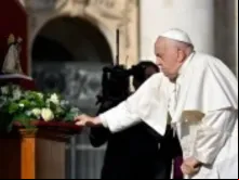 Papa Francisco reza hoje (6) diante de imagem de Nossa Senhora dos Desamparados pelas vítimas da tragédia em Valência e em outras regiões da Espanha.