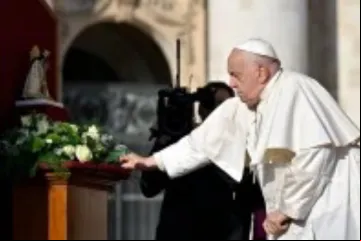 Papa Francisco reza diante de imagem de Nossa Senhora dos Desamparados