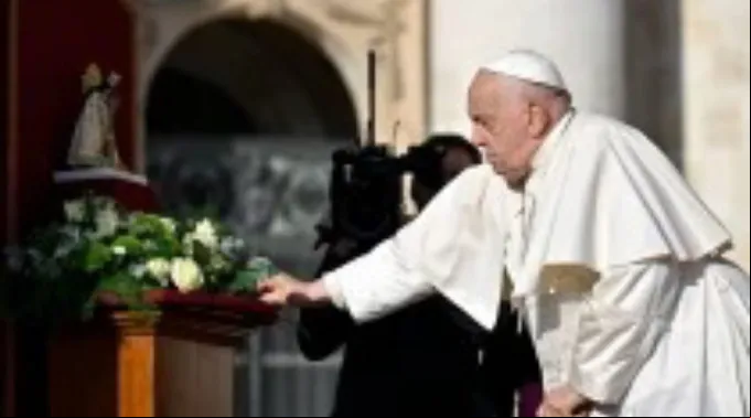 Papa Francisco reza diante de imagem de Nossa Senhora dos Desamparados ?? 
