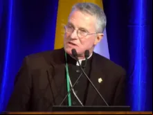 O arcebispo do ordinariato militar dos EUA, dom Timothy Broglio, presidente da USCCB, fala na audiência plenária de outono da USCCB em 14 de novembro de 2023.