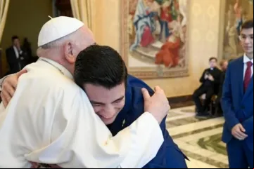 Papa Francisco abraça seminarista espanhol