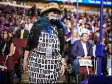 Participante pró-aborto no primeiro dia da Convenção Nacional Democrata no United Center, em Chicago, EUA, em 19 de agosto de 2024.