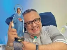 Padre Marlon Múcio com imagem de Nossa Senhora dos Raros.