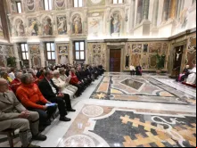 Papa Francisco hoje (11) com as delegações da diocese de Aosta, Itália, e com a congregação dos cônegos do Grande São Bernardo no Palácio Apostólico, no Vaticano.