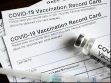 Cartão de vacinação e vacinas contra a COVID-19. Imagem referencial.