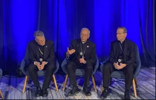 Dom Timothy Broglio, dom Mark Seitz e dom Michael Burbidge ontem (12) na assembleia de outono da USCCB deste ano,  em Baltimore, Maryland, EUA