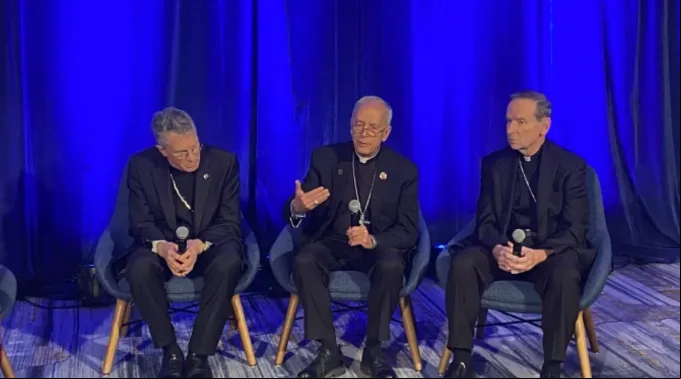 Dom Timothy Broglio, dom Mark Seitz e dom Michael Burbidge na assembleia de outono da USCCB ?? 