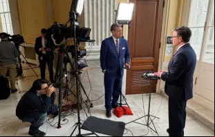 O presidente da Câmara dos EUA, Mike Johnson, fala com Erik Rosales, da EWTN News, no Capitólio dos EUA.