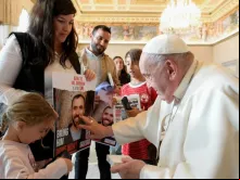 Papa Francisco abençoa cartazes com fotos de pessoas sequestradas pelo grupo terrorista Hamas.
