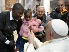 O papa Francisco pediu ontem (17) que a Igreja renove o compromisso de “estar perto dos que sofrem” através de obras de caridade espirituais e materiais, ao receber milhares de peregrinos no Vaticano por ocasião do VIII Dia Mundial dos Pobres.