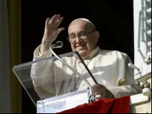 Papa Francisco acena a peregrinos reunidos na praça de São Pedro, no Vaticano, para oração do Ângelus em 10 de novembro de 2024.
