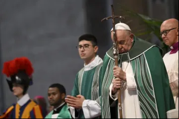 Papa Francisco reza em missa de encerramento do Sínodo da Sinodalidade