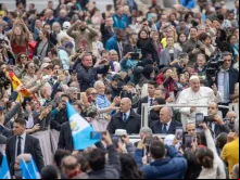 Papa Francisco saúda peregrinos reunidos na praça de São Pedro, no Vaticano, para audiência geral ontem (20).