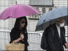 A mulher de Jimmy Lai, Teresa, e o bispo emérito de Hong Kong, dom Joseph cardeal Zen, chegam ontem (20) ao Tribunal de Magistrados de West Kowloon para o julgamento de Jimmy Lai.