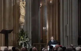 O presidente da França, Emmanuel Macron, discursa em cerimônia de reabertura da catedral de Notre Dame de Paris no último sábado (7).