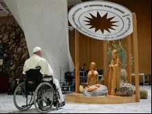 Papa Francisco reza diante de presépio no Vaticano, feito por artesãos de Belém,  em 7 de dezembro de 2024.