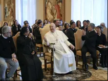 Papa Francisco hoje (16) no Vaticano com membros de uma comunidade filipina que vive na Espanha.