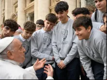 Papa Francisco com jovens em audiência geral no Vaticano.