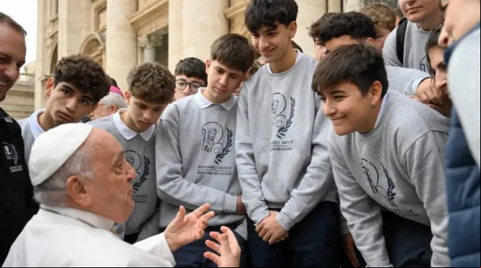Papa Francisco com jovens em audiência geral no Vaticano ?? 