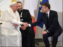 Papa Francisco e o presidente da França, Emmanuel Macron, se encontram na ilha da Córsega, na França, no último domingo (15).