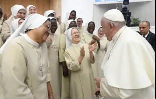Papa Francisco ri com freiras em audiência geral na Aula Paulo VI, no Vaticano, em 30 de agosto de 2023.