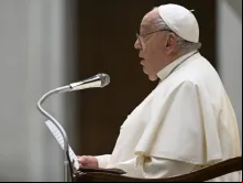 Papa Francisco fala a peregrinos na Aula Paulo VI, no Vaticano.