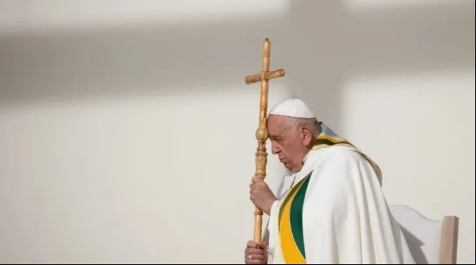 Papa Francisco reza em missa no estádio Rei Balduíno ?? 