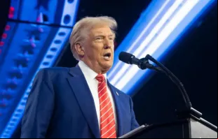 O presidente eleito Donald Trump fala durante o AmericaFest da Turning Point USA no Phoenix Convention Center em 22 de dezembro de 2024, em Phoenix, Arizona, EUA.