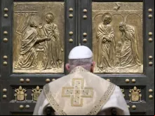 O papa Francisco abre a porta santa da basílica de São Pedro, no Vaticano, em 24 de dezembro, antes da missa da véspera de Natal, dando início ao Ano Jubilar 2025.