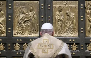 O papa Francisco abre a porta santa da basílica de São Pedro, no Vaticano, em 24 de dezembro, antes da missa da véspera de Natal, dando início ao Ano Jubilar 2025.