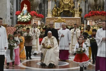 Papa Francisco leva imagem para ser colocada em presépio na basílica de São Pedro