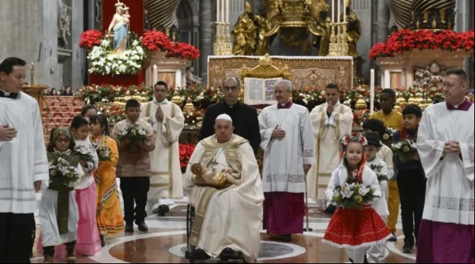 Papa Francisco leva imagem para ser colocada em presépio na basílica de São Pedro ?? 