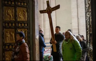 Peregrinos cruzam a porta santa da basílica de São Pedro, no Vaticano.