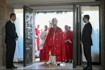 Papa Francisco a hoje pela porta santa do Complexo Prisional de Rebibbia