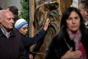 Missionária da Caridade toca porta santa na basílica de Santa Maria Maior