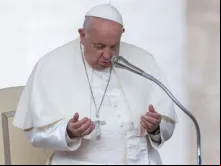 Papa Francisco reza em audiência geral na praça de São Pedro, no Vaticano, em 9 de outubro de 2024. |