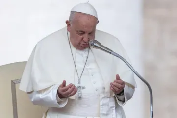 Papa Francisco reza em audiência geral na praça de São Pedro