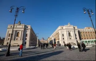 Turistas na Piazza Pia, em frente ao Vaticano, no Jubileu da Esperança, em 31 de dezembro de 2024.