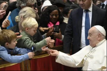 Papa Francisco cumprimenta peregrinos em missa da solenidade da Epifania do Senhor no Vaticano