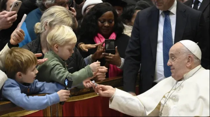 Papa Francisco cumprimenta peregrinos em missa da solenidade da Epifania do Senhor no Vaticano ?? 
