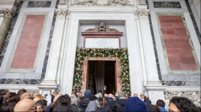 Peregrinos cruzam a porta santa da basílica de São Paulo Fora dos Muros ?? 