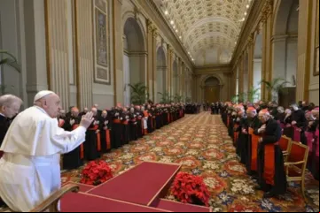 Papa Francisco fala a cardeais e oficiais sênior da Santa Sé em discurso anual de Natal