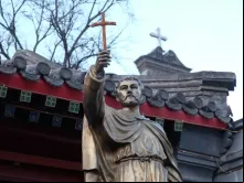 Estátua de são Francisco Xavier em frente à catedral de São José em Pequim, China, em 25 de fevereiro de 2016.