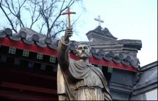 Estátua de são Francisco Xavier em frente à catedral de São José em Pequim, China, em 25 de fevereiro de 2016.