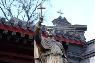 Estátua de são Francisco Xavier em frente à catedral de São José em Pequim