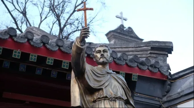Estátua de são Francisco Xavier em frente à catedral de São José em Pequim ?? 